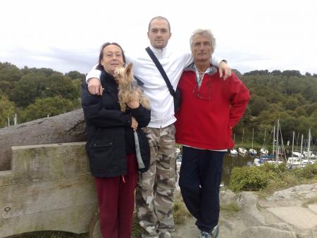 Pierre son papa , sa maman et son Titi